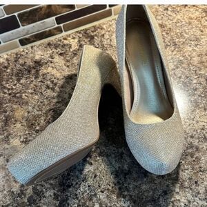 Dream Pairs 2 Inch Gold Sparkly Heels size 9.5